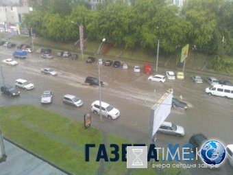 Ливень в Новосибирске: затоплены улицы и переходы, машины проваливались под асфальт