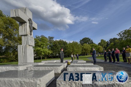 Порошенко встал на колени перед памятником жертвам Волынской резни в Варшаве