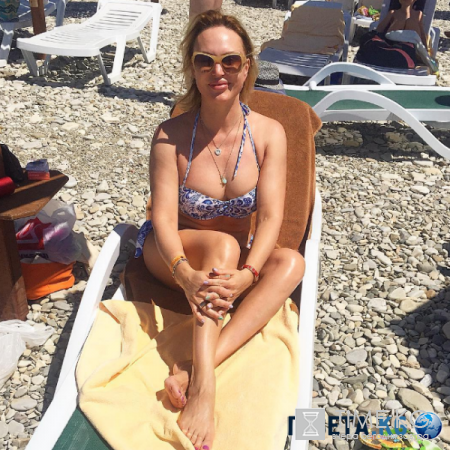 41-летняя Алла Довлатова демонстрирует тело в бикини