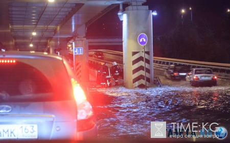 Администрация Ростова работает в экстренном режиме: фоторепортаж ночной ликвидации последствий ливня