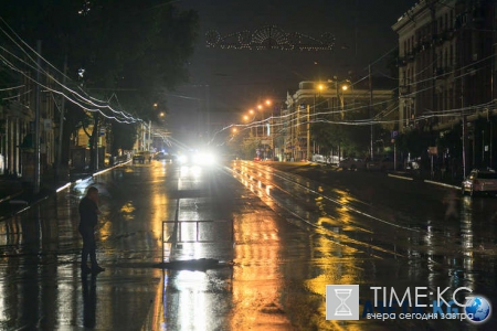 Администрация Ростова работает в экстренном режиме: фоторепортаж ночной ликвидации последствий ливня