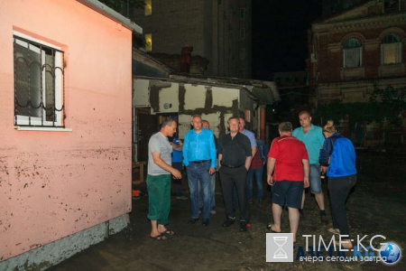 Администрация Ростова работает в экстренном режиме: фоторепортаж ночной ликвидации последствий ливня