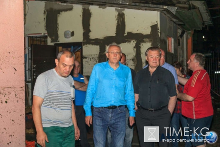 Администрация Ростова работает в экстренном режиме: фоторепортаж ночной ликвидации последствий ливня