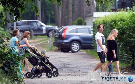 «Бабушка Максим»: пользователи соцсетей раскритиковали Галкина, отдыхающего с семьей в Юрмале