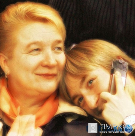 Евгений Плющенко с сыновьями отметил год со дня смерти мамы