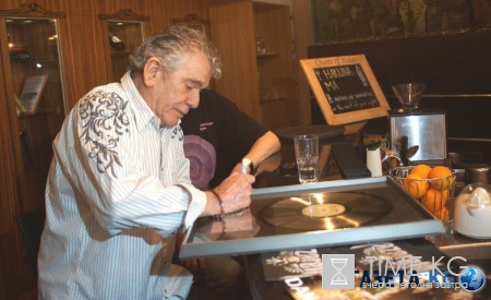 Фронтмен группы Nazareth передал аукциону канала «Интер» платиновый диск