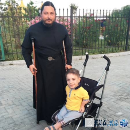 Иеромонах Фотий восстанавливает сломанную ногу