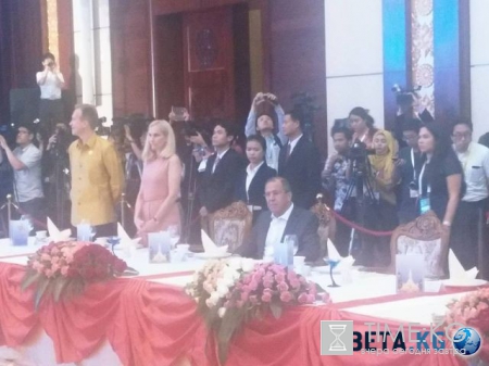 Маловато будет: широкоплечий Лавров не смог влезть в лаосскую рубашку на приеме АСЕН