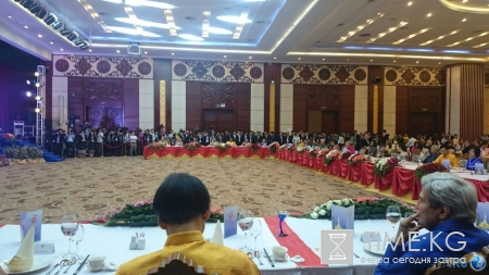 Маловато будет: широкоплечий Лавров не смог влезть в лаосскую рубашку на приеме АСЕН