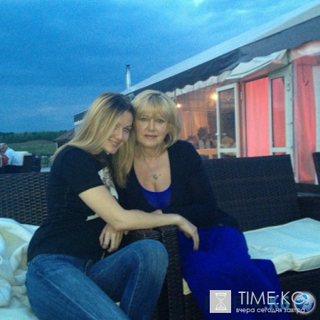 Мама в «Инстаграме»: родители звезд покоряют соцсети