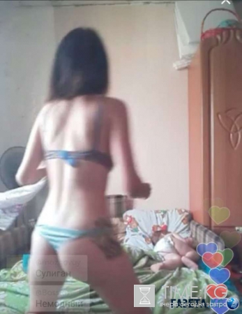 Молодая мама вызвала настоящий шок своими развратными танцами на фоне грудного ребенка Молодая мама вызвала настоящий шок своими развратными танцами на фоне грудного ребенка