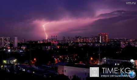 Москвичи до сих пор ликвидируют последствия ночной непогоды