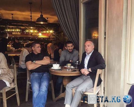 Пока Курбан Омаров подсчитывает процент от прибыли, поклонники продолжают влезать в его личную жизнь