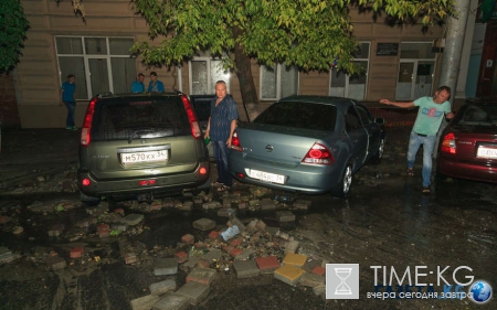 Ростовские чиновники оказывают помощь пострадавшим от стихии, фоторепортаж с места событий