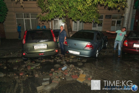 Ростовские чиновники оказывают помощь пострадавшим от стихии, фоторепортаж с места событий