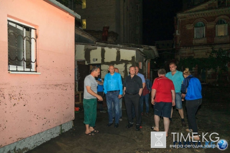 Ростовские чиновники оказывают помощь пострадавшим от стихии, фоторепортаж с места событий