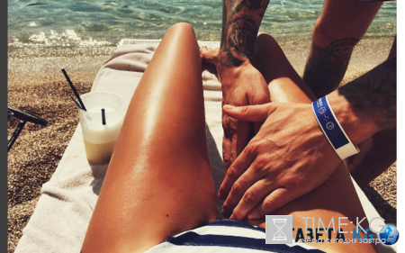 «Смажь меня»: Алена Водонаева взорвала интернет фото с мужским руками между своих ног