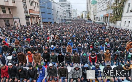 Ураза-байрам 2016 в Москве: праздник собрал около 200 тысяч мусульман. Владимир Путин поздравил верующих