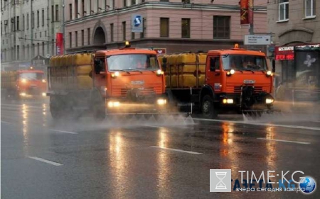 В Москве добрые коммунальщики помогали дождю поливать дороги: смешной видеоролик взорвал интернет