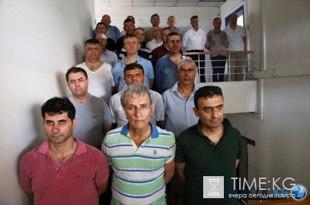 В СМИ попало фото избитых генералов, организовавших переворот в Турции