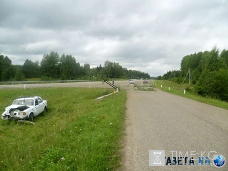 В Томской области водитель «Волги» слетел с проезжей части и врезался в столб