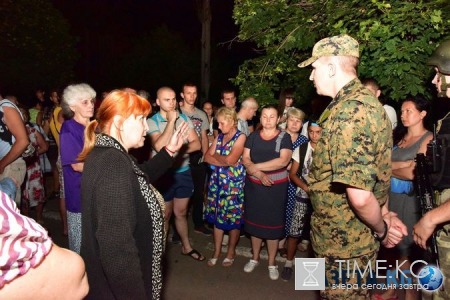 Жители украинского Торецка блокировали передвижение военной техники (ФОТО)