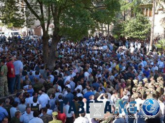 В Абхазии митинг оппозиции перерос в штурм здания МВД