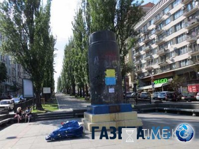 В Киеве Богородица рухнула с экс-постамента Ленина В Киеве Богородица рухнула с экс-постамента Ленина