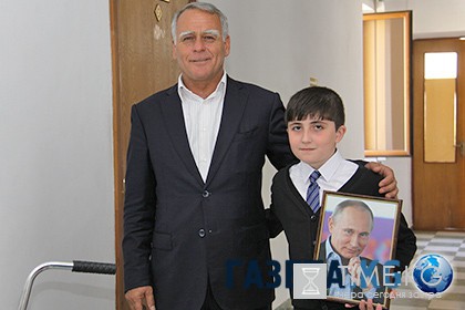 За помощь в преодолении кризиса Путин подарил школьнику из Ингушетии свой портрет За помощь в преодолении кризиса Путин подарил школьнику из Ингушетии свой портрет