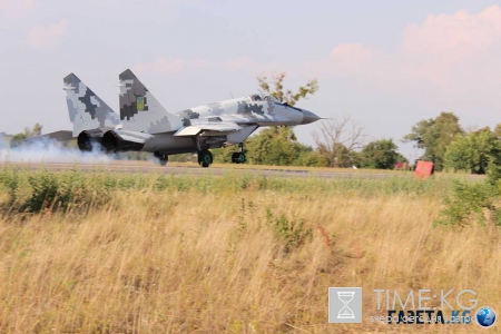 Боевые самолеты совершили посадку на трассе Киев-Чоп (фото)