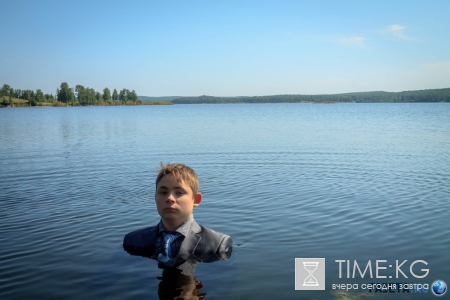 Герой интернета: «Школьник сидящий в болоте»превратился в мем