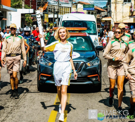 «Грудь есть»: Полина Гагарина похвасталась своими вывалившимися прелестями из узкого платья