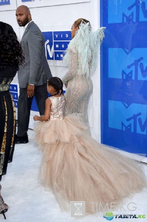 И дочери не постеснялась: Бейонсе показала все, что у нее между ног