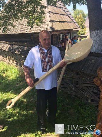 Москаль угрожает Ляшко огромной вилкой (фото)