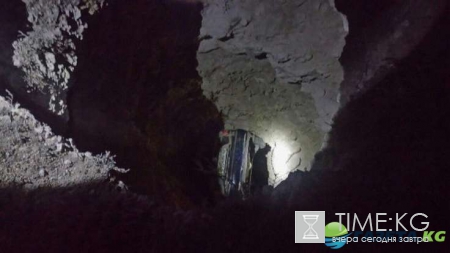 Невероятное везение: в Крыму автомобиль упал с обрыва ровно в расщелину скалы