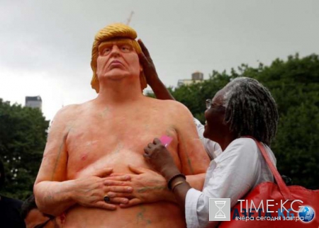 Обнаженный Дональд Трамп с висящим животом рассмешил жителей и туристов Америки