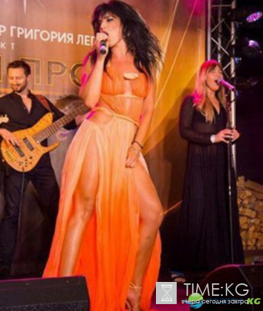 Ольга Романовская раздвинула ноги, прикрывая интимное место – пользователи в восторге