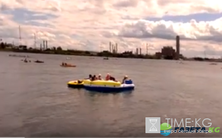 «Пьяные и напуганные»: полторы тысячи американцев на ватрушках были смыты по реке в Канаду