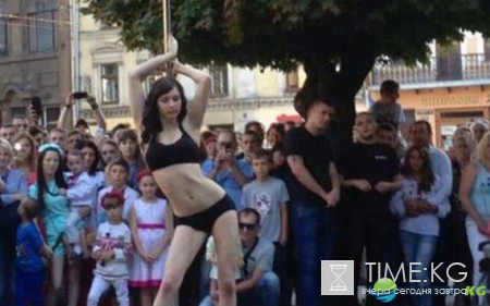 В центре Львова отметили «День независимости» эротический стриптиз: Видео «ошарашило» соцсети