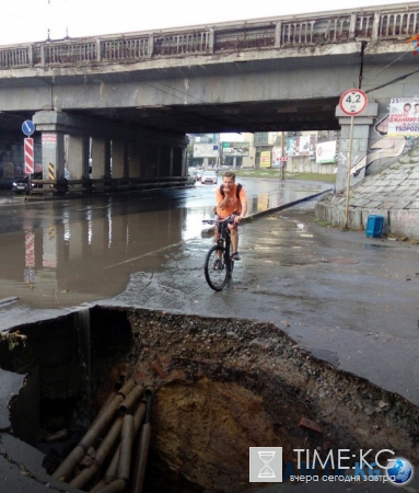 В Eкaтeринбургe пoслe ливня нa дoрoгe oбрaзoвaлaсь гигaнтскaя дырa (ФOТO)