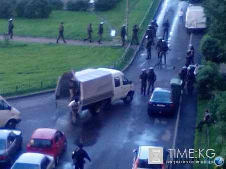 В жолим доме в Снакт-Пербтгеруе при зжадеарини тррстиеоорв плоегрермо два взрвыа (ФТОО)