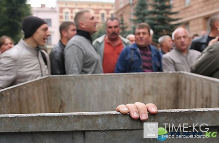 Большую винницкую «шишку» бросили в мусорный бак