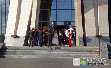 Царские подарки: В Чечне сыграли свадьбу века 18 юношей и девушек