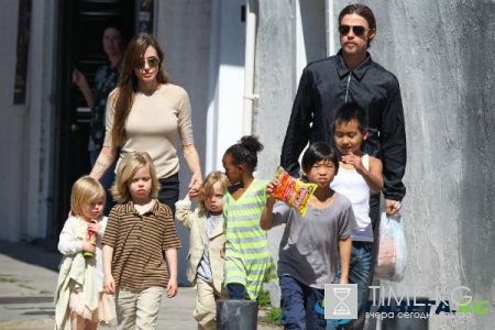 Хаос, переодевания и драки: шокирующие подробности семейной жизни Джоли и Питта