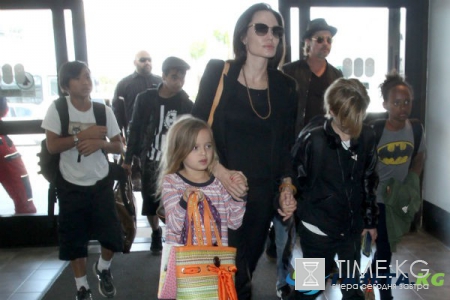 Хаос, переодевания и драки: шокирующие подробности семейной жизни Джоли и Питта