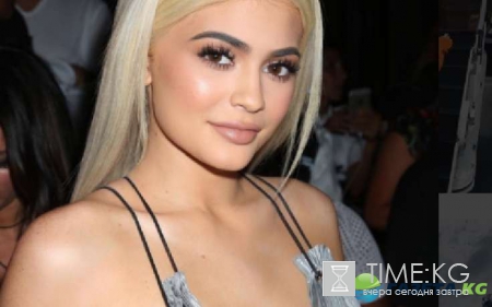 Нелепый вид Кайли Дженнер в просвечивающем купальнике и меховых унтах рассмешил Интернет-пользователей