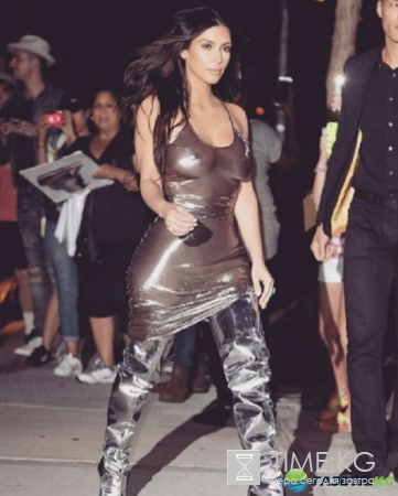 Нелепый вид Кайли Дженнер в просвечивающем купальнике и меховых унтах рассмешил Интернет-пользователей