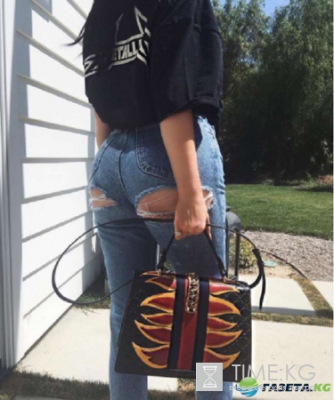 Нелепый вид Кайли Дженнер в просвечивающем купальнике и меховых унтах рассмешил Интернет-пользователей