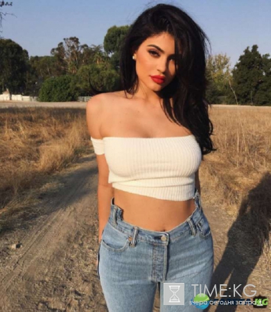 Нелепый вид Кайли Дженнер в просвечивающем купальнике и меховых унтах рассмешил Интернет-пользователей