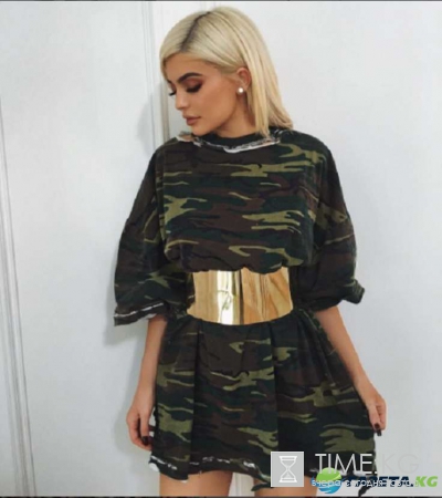 Нелепый вид Кайли Дженнер в просвечивающем купальнике и меховых унтах рассмешил Интернет-пользователей